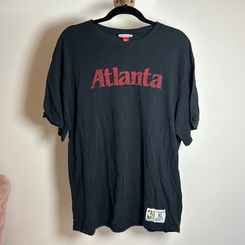 Mitchell & Ness Atlanta Hawks HWC T-Shirt Mens‎ XL Black Red Distressed Graphic